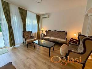 Renoviran trosoban stan sa baštom, Novi Beograd, 69m2